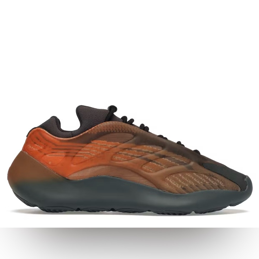 YEZZY 700 v3 Copper Fade Mens 91/2 like new condition